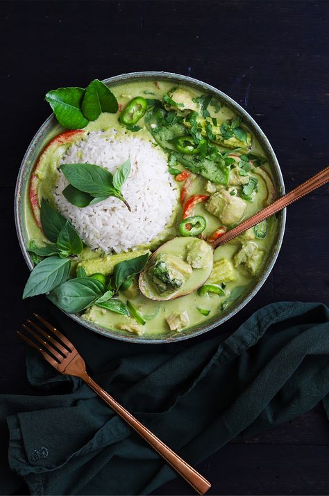 Skinnymixer’s Thai Very Green Chicken Curry features in the cookbook SkinnyAsia. This easy weeknight, quick cook curry is lower in calories due to the hidden zucchini & spinach in the sauce. SkinnyAsia is available from Friday Green Chicken Curry Recipe Thai, Thai Curry Green, Chicken Curry Photography, Green Curry Recipes Thai, Curry Plating, Thai Curry Rice, Summer Curry, Green Coconut Curry, Quick Asian Recipes