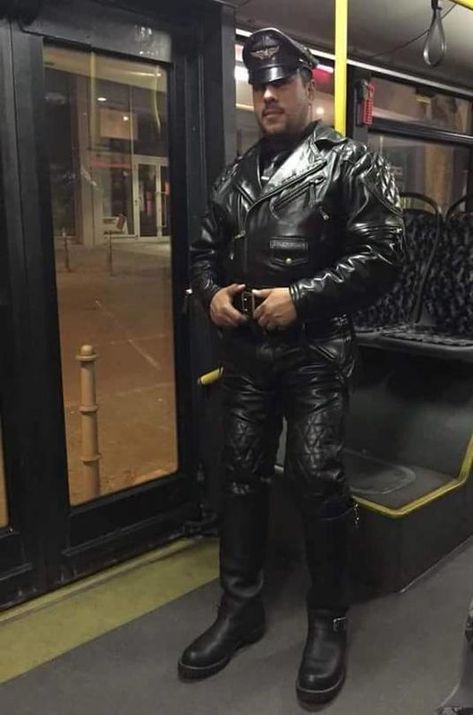 Leather Fashion Men, Hot Biker Guys, Leather Clothes, Bear Leather, Tight Leather Pants, Mens Leather Clothing, Fan Photo, Biker Men, Leather Gear