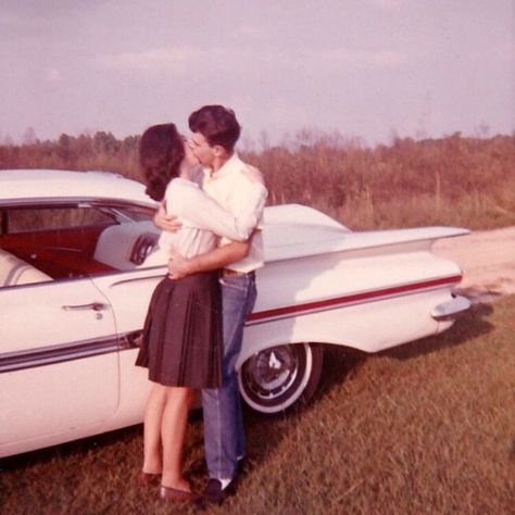 Here is a color collection of beautiful pics that shows what young couples looked like in the 1960s. Vintage Songs, Marine Corps Bootcamp, Badass Pictures, Worst Album Covers, Liberation Day, Parris Island, Bad Album, Classic Album Covers, Cool Pics