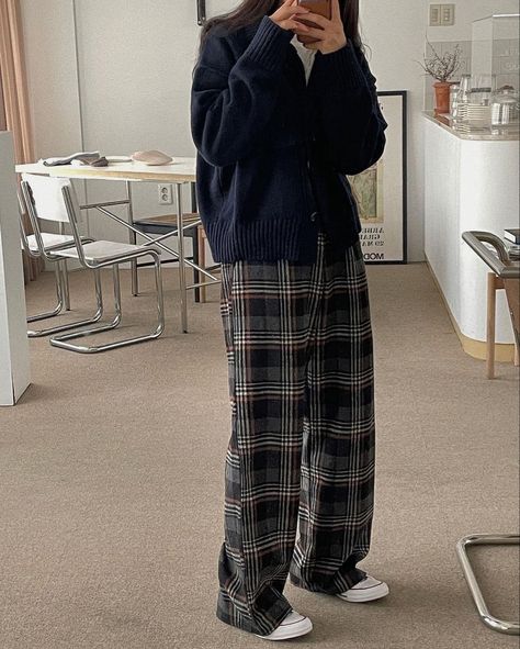 Comfy Outfits Lazy School, Pyjamas Outfit, Pajama Pants Outfit, 70’s Outfit, Pyjamas Pants, Korean Pajamas, Outfit Ideas Korean, Outfit Ideas For Fall, Pajama Outfit