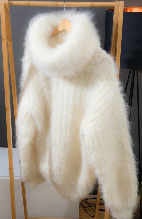 Fuzzy Mohair Sweater, Pull Mohair, Angora Sweater, Fluffy Sweater, Fuzzy Sweater, Mohair Sweater, Mode Inspo, Knit Fashion, Looks Style