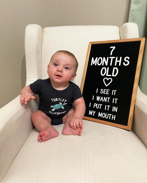 Funny Milestone Letter Board, 8 Month Picture Ideas, 10months Baby Photoshoot, 5 Month Milestones Pictures, 9 Month Milestone Pictures, 4 Month Milestones Photo Ideas, 9 Month Baby Photoshoot Ideas At Home, 10 Month Baby Photoshoot, 10 Months Baby Photography