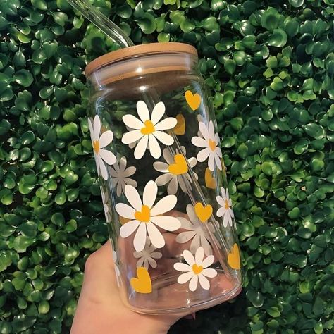 Aesthetic Cups, Cup Painting, Glass Tumbler Design, Painting Glass Jars, Trendy Water Bottles, Flower Tumbler, Cute Coffee Cups, Projets Cricut, Glass Bottle Diy