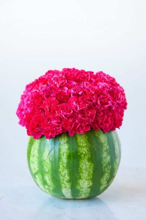 DIY Watermelon Flower Centerpiece - The Sweetest Occasion Watermelon Centerpiece, Watermelon Flower, Watermelon Birthday Parties, Pastel Cupcakes, Deco Champetre, Watermelon Party, Fiesta Tropical, Watermelon Birthday, Flower Centerpiece