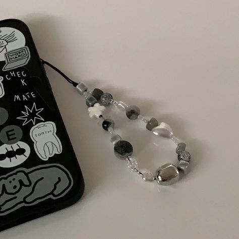 Aesthetic Phone Case Charm, Phone With Keychain, Phone Charm For Black Case, Iphone Case Charms, Phone Case With Keychain, How To Put Phone Charms, Phone Case And Charm, Phone Bracelet Aesthetic, Phone Case Black Aesthetic