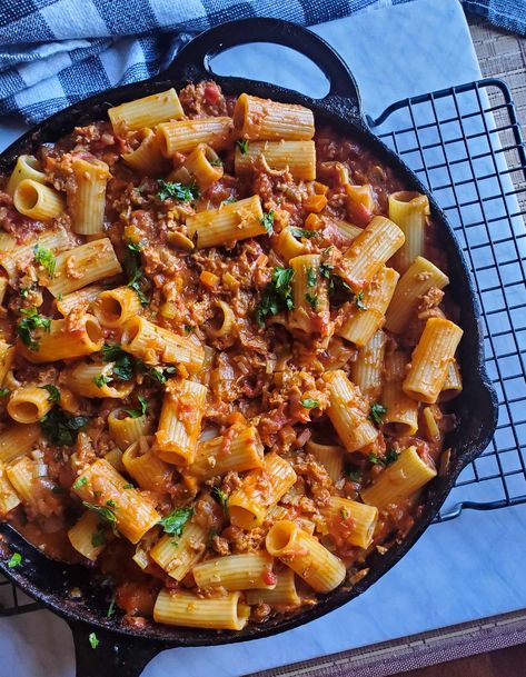 Rigatoni Bolognese, Leek Pasta, Boiling Pasta, Rigatoni Pasta, Hot Italian Sausage, Sausage Pasta, Rigatoni, Pot Meals, Sausages