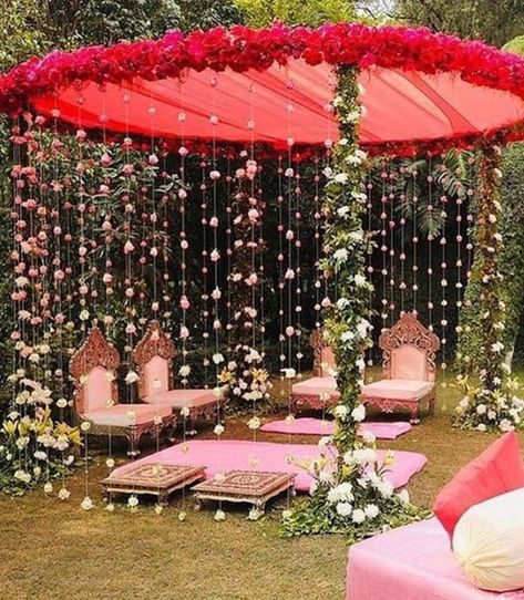 Minimal Yet Stunning Mandaps That Are Taking Our Breath Away For Intimate Weddings! Mehandi Decor, Mandap Design, Wedding Setup, Wedding Hall Decorations, Wedding Background Decoration, Wedding Entrance Decor, Mandap Decor, Wedding Planning Decor, Desi Wedding Decor