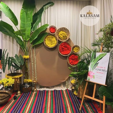 Puja Background Decoration, Satyanarayana Pooja Decoration Ideas, Annaprasana Decoration Ideas At Home, Traditional Backdrop Decoration, Pooja Backdrop Decoration, Indian Floral Decor, Traditional Backdrop, Minimal Wedding Decor, Small Wedding Decor