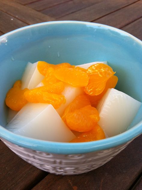 This is by far my favorite Chinese dessert. My Mom used to make it for us when we were growing up and the sweet aroma of almond extract drifting through the house would bring happy tears to my eyes… Almond Jello, Agar Dessert, Dessert Mix, Vegan Chinese, Mandarin Oranges, Fruit Cocktail, Sweet Treats Desserts, Chinese Dessert, Almond Extract