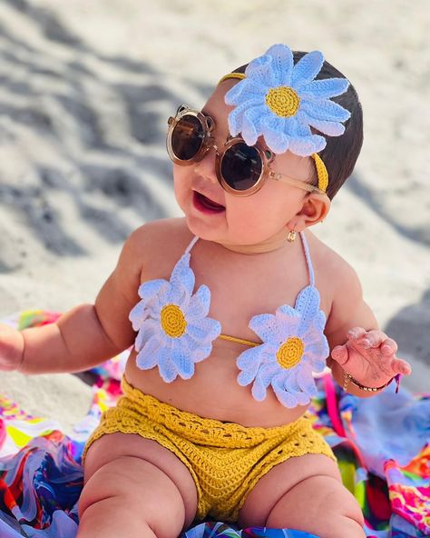 Linda Grecia🫶🏼 Conjunto de playa margarita 🌼 Tejido con algodón de @revesderecho 🧶 Talla 8 meses 🫶🏼 . . . #crochet #summer #yarnlove #hechoamano #textilescreativos #crafter Crochet Top Pattern Free, Top Pattern Free, Baby Summer Clothes, Cute Lounge Outfits, Crochet Baby Projects, Crochet Baby Poncho, Crochet Baby Costumes, Baby Clothes Patterns Sewing, Sweet Pictures