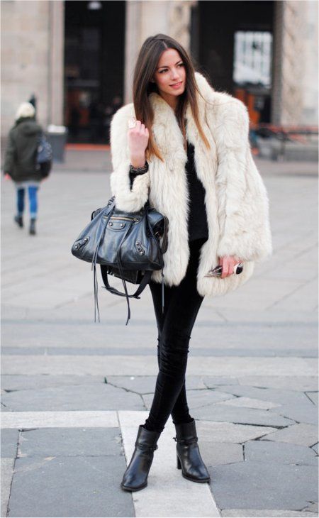 white fur coat (looks like my grandma's vintage cur coat:) Fur Coat Outfits, Look Winter, Milan Men's Fashion Week, White Fur Coat, Walking Down The Street, Woman In Black, Coat Street Style, White Fur, Models Off Duty