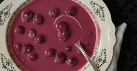 This Hungarian dish, enriched with the tang of sour cream, is a dessert disguised as a soup. Use frozen cherries and cherry juice according to Padden Cherry Soup, Chilled Soups, Cold Soup Recipes, Fruit Soup, Hungarian Food, Hungarian Cuisine, Chilled Soup, Summer Soup, Cold Soup