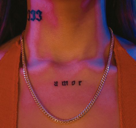 Collar Bone Neck Tattoo, Numbers Neck Tattoo, Neck Word Tattoos Women, Y3k Tattoo, Chest Tattoo Female Words, Name Tattoo Neck, Chain Necklace Tattoo, Small Throat Tattoos Women, Throat Tattoos Women