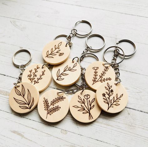 Burn Pen Ideas, Botanical Wood Burning, Pen Engraving Ideas, Wood Burned Designs, Wood Burning Flowers Simple, Woodburned Keychain Ideas, Wood Burn Keychain, Wood Burn Crafts, Wood Key Chain