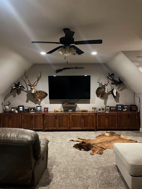 Hunters Lodge Decor, Hunting Themed Basement, Hunting Themed Living Room, Basement Hunting Room, Hunting Living Room Ideas, Hunting Living Room, Hunting Lodge Living Room, Hunting Trophy Room, Hunting Room Ideas