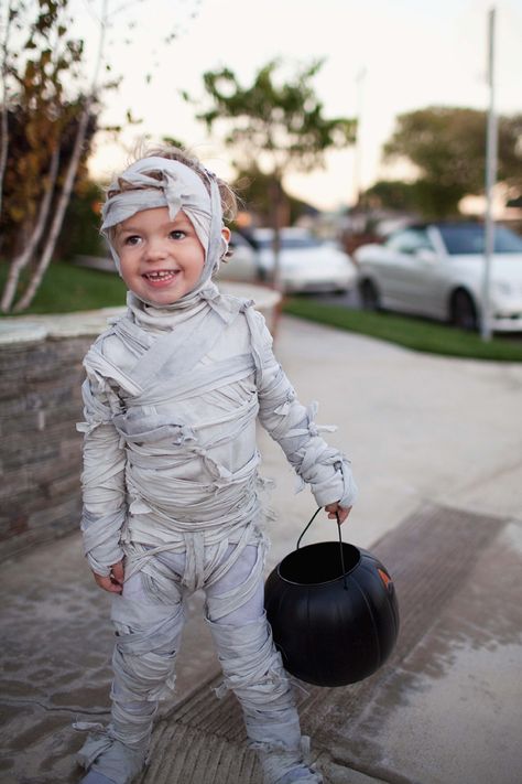 Kids Mummy Costume, Diy Mummy Costume, Halloween Costume Couple, Family Costumes Diy, Mummy Halloween Costume, Kid Costume, Mummy Costume, Easy Diy Costumes, Diy Costumes Kids