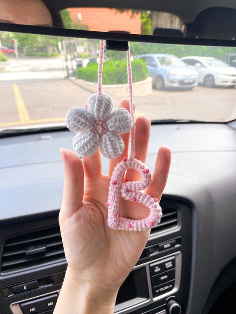 Personalized Letter and Flower Car Accessories, Cute Crochet Mirror Hanging Ornament, Best Friend- Girl Friend Gift Ideas 🍀 The most elegant and unique way to personalize your car! This personalized car accessory with letter and flower pattern will breathe new life into your car's interior decor. It offers an eye-catching look with its unique design that is far from ordinary. Features: 🍀 Can be customized with any letter or name. An accessory specially designed for you. 🍀 Made of durable and Boyfriend Car Accessories, Crochet Personalized Ideas, Flower Car Accessories, Crochet Car Interior, Crochet Projects For Car, Crochet Car Accesories, Crochet Best Friend Gifts, Car Decor Crochet, Clay Car Accessories