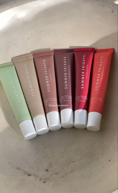 All Summer Fridays lip balms lined up. Makeup. Lip Butter Balms. Green. Beige. Brown. Cherry Red. Pink. Orange. Christmas Wishlist For Teens, Παπούτσια Nike Free, Balzam Na Pery, Dag Make Up, Makeup Bag Essentials, Sephora Skin Care, Lip Gloss Collection, Gloss À Lèvres, Makeup Needs