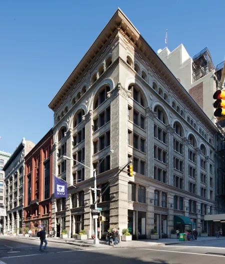 The 5 Best New York University (NYU) Dorms - Humans of University Bobst Library, College Vision Board, 10 Year Plan, Dance Rooms, New York University, First Year Student, Waverly Place, Private University, Dream College