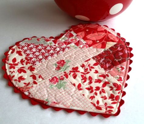 Valentine Mug Rug Valentines Bricolage, Mug Rug Patterns, Valentine Projects, Valentines Mugs, Diy Valentines Crafts, Heart Crafts, Heart Quilt, Mini Quilts, Valentine Day Crafts