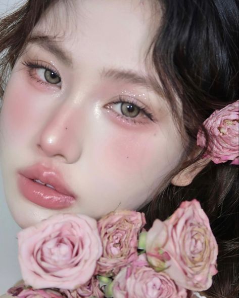 Chinese Influencer, Aesthetic Face, Asian Makeup Looks, Peach Makeup, Chinese Makeup, Princess Makeup, Flower Makeup, Valentines Makeup, Makeup Idea