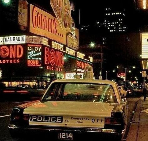 Retro~ 80s vibes~ #aestheticretro #retro #vintage #vibes #80s #80svibes #photos #icons #indie #aesthetic #retroaesthetic #vibrasdelos80s #vibras #antiguo Nyc Vibes Aesthetic, Nyc Vibes, Times Square New York City, New York Vibes, Nyc History, Foto Gif, New York Vintage, 80s Vibes, I Love Ny