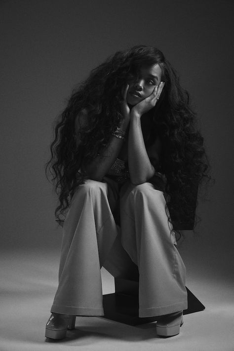 Glitter Magazine | H.E.R. Releases 'Back Of My Mind' Album Alongside Star-Studded Features Single Cover Photo, Her Music Artist, Her Singer Aesthetic, Rnb Hairstyle, Rnb Photoshoot, Black And White Photoshoot Black Women, H.e.r Singer Aesthetic, H.e.r Aesthetic Singer, Singer Photoshoot Ideas