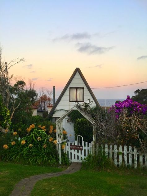 Cottages By The Sea Seaside, Beach Cottage Core Aesthetic, Cozy Beach Cottage Exterior, Cottage By The Ocean, White Picket Fence Aesthetic, Cottage By The Beach, Cottage By The Sea Aesthetic, Seaside House Aesthetic, Lucija Core