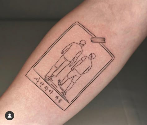 Polaroid Outline Tattoo, Tattoos Of Pictures People Outline, Silhouette Tattoos Family, Outline People Tattoo, Line Portrait Tattoo, Polaroid Tattoo Minimalist, Photo Outline Tattoo, Polaroid Tattoos, Photo Outline Tattoo Family