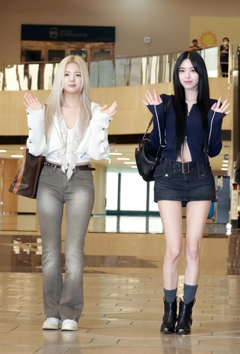 Yuna Itzy Style Outfit, K Pop Airport Fashion Outfit, New Jeans Kpop Outfits, K Pop Airport Fashion, Yuna Outfit, Itzy Body, Itzy Airport Fashion, Itzy Outfits, Itzy Fashion