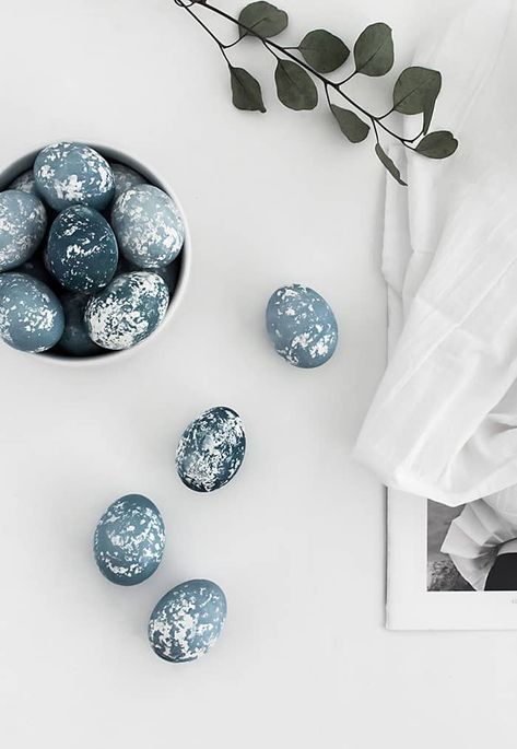 stain eggs with hybiscus Modern Easter Egg, Diy Osterschmuck, Modern Easter, Diy Dye, Painted Eggs, Easter Eggs Diy, Easter Inspiration, Deco Originale, Chocolate Eggs