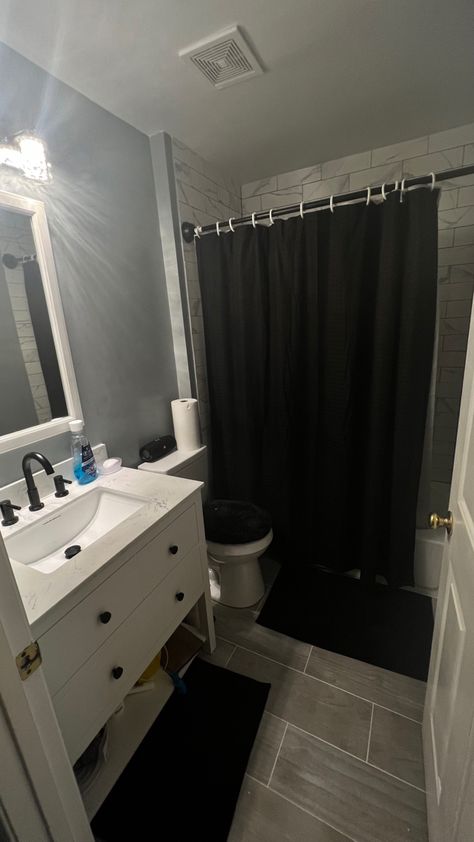 White And Black Bathroom Ideas, Men’s Bathroom, Bachelor Pad Bathroom, Guy Bathroom, Men Bathroom Ideas, Bathroom Apartment Ideas, Boy Bathroom Ideas, Male Bathroom, Mens Bathroom