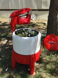 Mistress of my Domain: Rehabbed Wringer Washing Machines Porcelain Tub, Vintage Washing Machine, Wringer Washer, Old Washing Machine, Red Spray Paint, Machining Projects, Vintage Laundry, Recycling Containers, Garden Whimsy