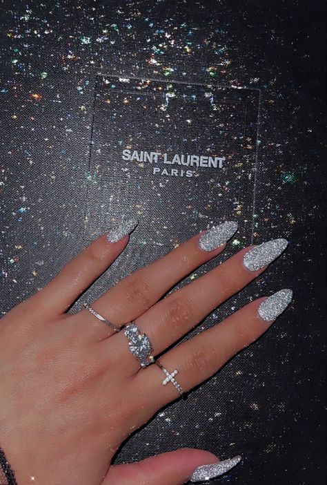 New years even 2023 almond glitter nails silver nails Small Sparkle Nails, Diamond Reflective Nails, Nails Inspiration Silver Glitter, Christmas Nails 2023 Silver, Nail Disco Gel, Glitter Reflective Nails, Reflective Silver Nails, Black Sequin Nails, Shimerring Nails