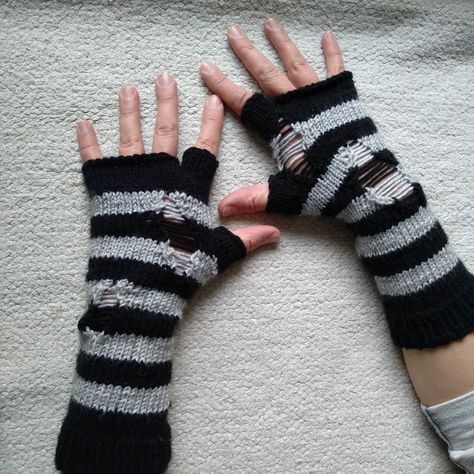 Emo Fashion, Striped Arm Warmers, Estilo Emo, Zombie Costume, Anime Clothing, Index Finger, Emo Outfits, Anime Outfits, Mitten Gloves