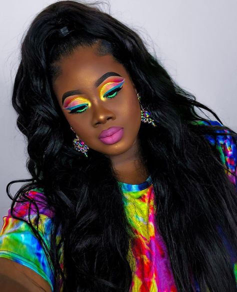 Colorful makeup Makeup Ideas Black Women, Neon Makeup Ideas, Jeffree Star Cosmetics Lipsticks, Neon Eye Makeup, Makeup Ideas Black, Melanin Makeup, Rainbow Eye Makeup, Neon Makeup, Eye Makeup Ideas