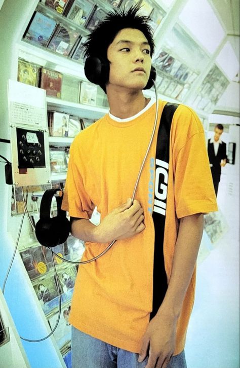 2000s Korean Fashion Men, K Pop Style Outfits Men, Holding Boombox Reference, Guy Running Hand Through Hair, Men Art Reference, Cool Male Poses, Cool Photos Of People, Poses Male Reference, Pose Ref Male