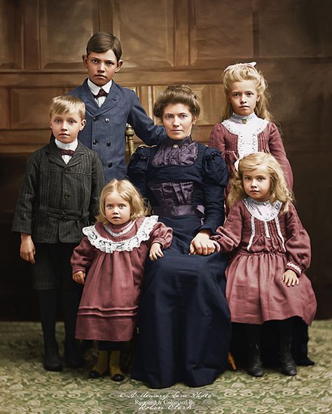 Vintage Family Pictures, Victoria's Children, Lovely Family, Old Photography, Victorian Clothing, Edwardian Era, Edwardian Fashion, Vintage Portraits, Historical Dresses