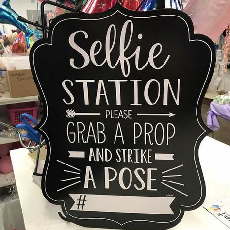 21 Incredible Graduation Party Decorations & Ideas Farewell Decorations, Party Photobooth, Freshers Party, College Grad Party, Selfie Station, Senior Graduation Party, Graduation Party High, Graduation Open Houses, Graduation Party Diy