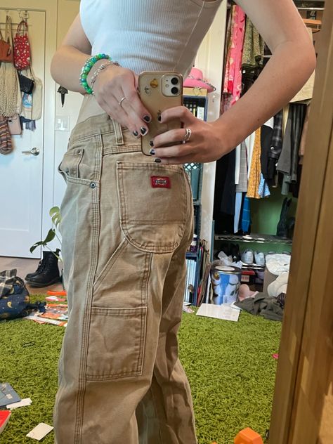 Cream Dickies Outfit, Dickies Cargo Shorts Outfit, Tan Cargo Pants Outfit Grunge, Tan Pants Outfit Fall, Tan Dickies Outfit, Khaki Dickies Outfit, How To Style Tan Cargo Pants, Dickies Jeans Outfit, Dickies Jeans Outfits Women