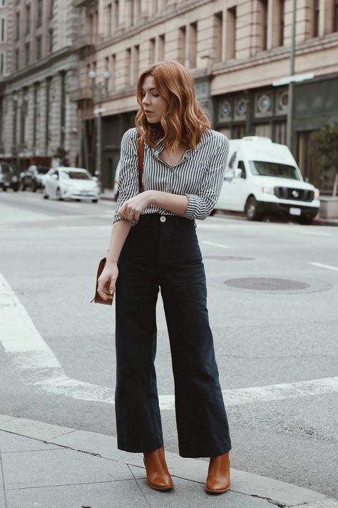 Striped button up + navy wide leg pants + leather boots + cross body purse Argentinian Fashion, Bored Drawing, Wide Leg Jeans Outfits, Style Wide Leg Jeans, Wide Leg Jeans Outfit, Outfit Elegantes, France Outfits, Wide Leg Pants Outfit, Boots Outfit Ankle