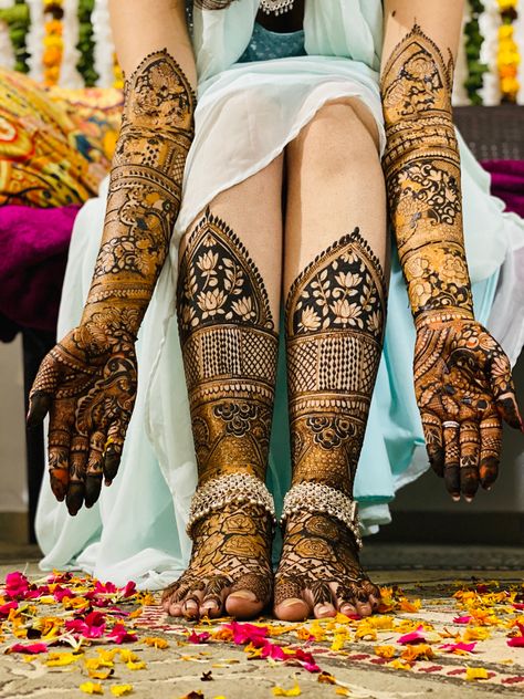 Mehendi Photography Bridal, Haldi Photography Ideas, Mehendi Photoshoot, Frock Design For Stitching, Bridal Mehendi Designs Wedding, Mehendi Photography, Indian Bride Photography Poses, Leg Mehndi, Bride Photos Poses