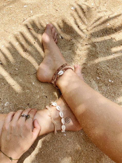 Anklets Beach Vibes, Anklet Outfit Summer, Beach Anklets Summer, Beach Vibes Jewelry, Beach Boho Aesthetic, Anklets Aesthetic, Anklet Aesthetic, Boho Beach Aesthetic, Ocean Anklet