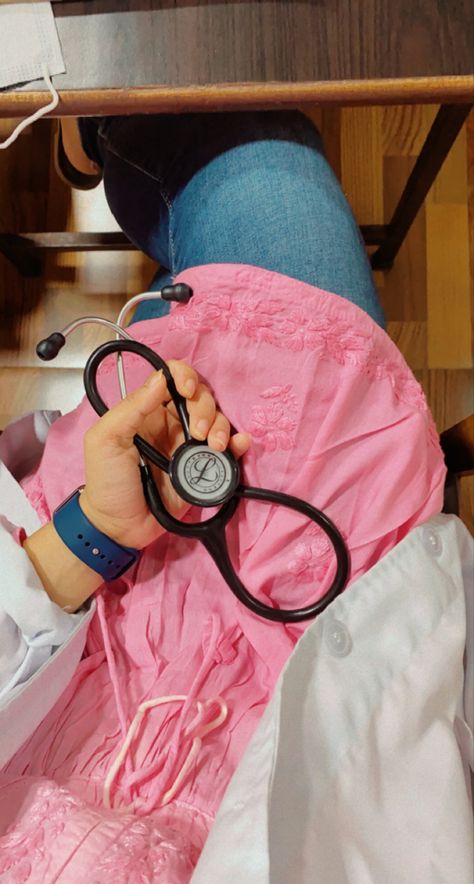 Doctor at work #littmann #doctor #inspiration Doctor Dp Girl, Doctor Snapchat Stories, Doctor Pictures Female, Female Doctor Aesthetic Medical, Doctors Pictures, Doctor Snap, Doctor Pic, Female Doctor Aesthetic, Doctor Dp