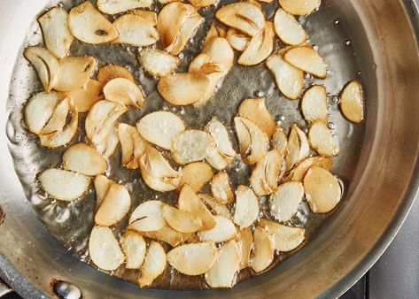 Garlic Chips Recipe, Crunchy Garlic, Garlic Festival, Garlic Chips, Fried Garlic, Small Pleasures, Keylime Pie Recipe, Poke Bowls, Healthier Options