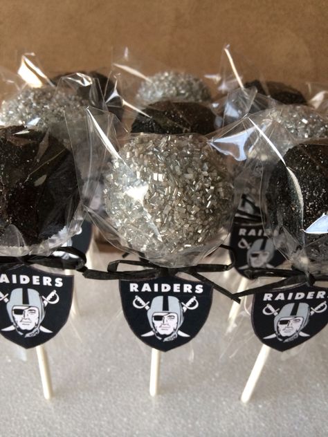 Raiders Cake Pops Raiders Wedding, Raiders Cake, Raiders Stuff, Raiders Baby, Raiders Girl, Football Birthday Party, Cookie Pops, Football Birthday, Superbowl Party