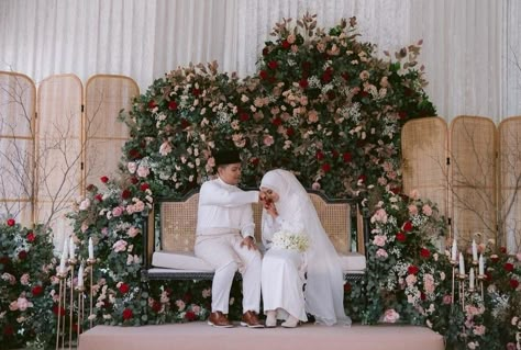 Classic Malay Wedding Theme, Pelamin Klasik Tradisional Melayu, Malay Wedding Pelamin Simple, Malay Wedding Pelamin Rustic, Pelaminan Aesthetic, Malay Wedding Pelamin, Pelamin Rustic, Pelamin Klasik, Wedding Pelamin