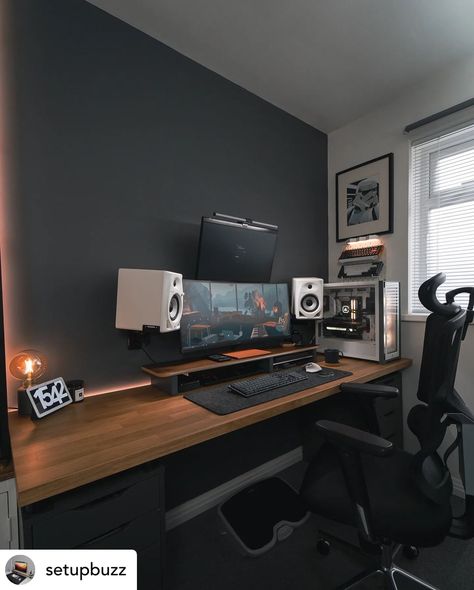 Computer Desk Setup, Home Studio Setup, Desk Layout, Desktop Setup, Bedroom Setup, Computer Room, Gaming Room Setup, Workspace Inspiration, Studio Setup