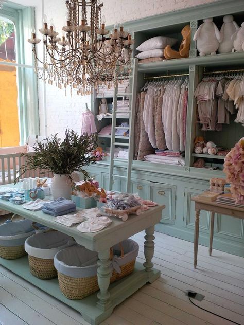 Piccoli & Co. Store (minus the chandelier. I want my shop to be quite empty, inspite of all the other stuffs I've been pinning.) Boutique Set Up Ideas Spaces, Baby Store Display, Shabby Chic Boutique, Muebles Shabby Chic, Shabby Chic Office, Vibeke Design, Retail Store Display, Boutique Display, Apartment Chic