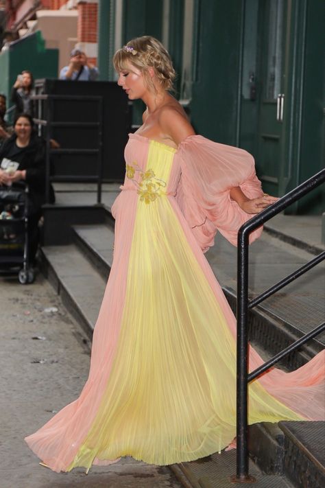 Taylor Swift Yellow Dress, Dresses Taylor Swift, Taylor Swift Yellow, Taylor Swift Dress, Apartment In New York, Taylor Swift Lover, Lover Dress, Taylor Swift New, Yellow Dresses